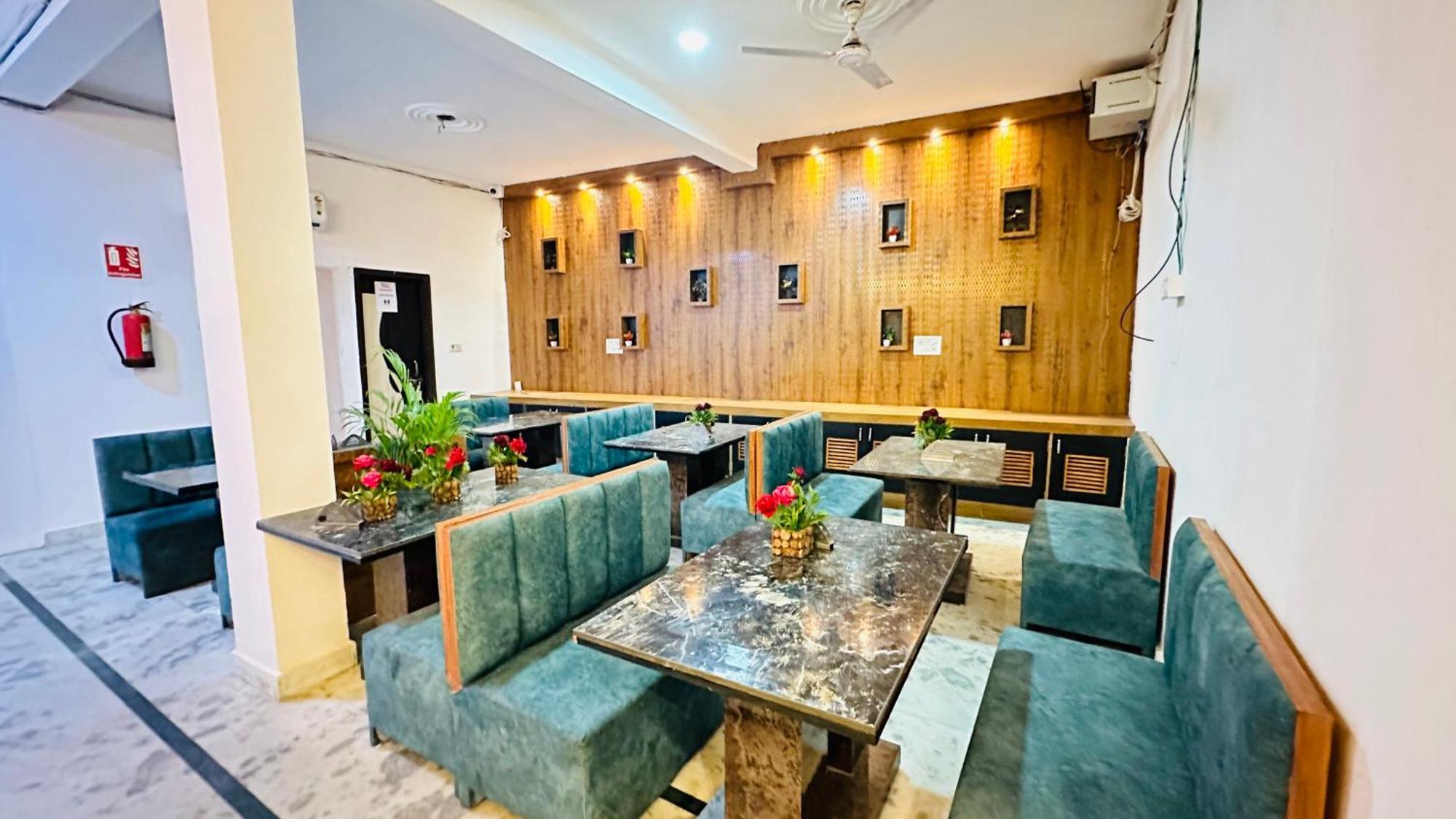 Hotel Vvs Near Delhi Airport Nova Deli Exterior foto